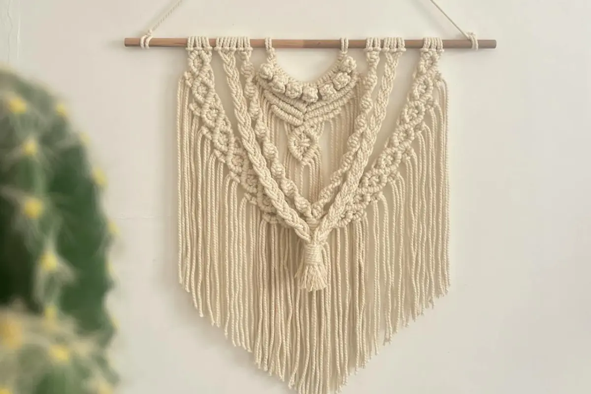 Decoración tapiz colgado en la pared tejido en macramé