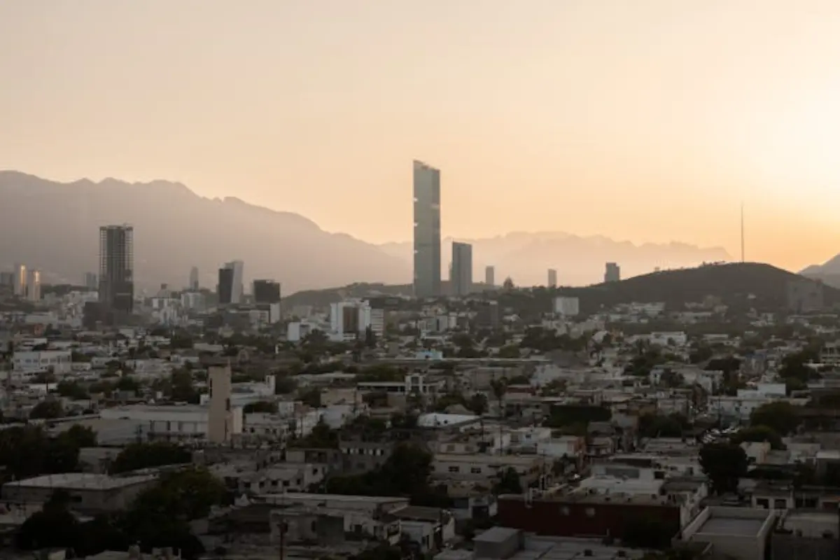 En la tarde se ve el cielo y parte de la ciudad de Monterrey