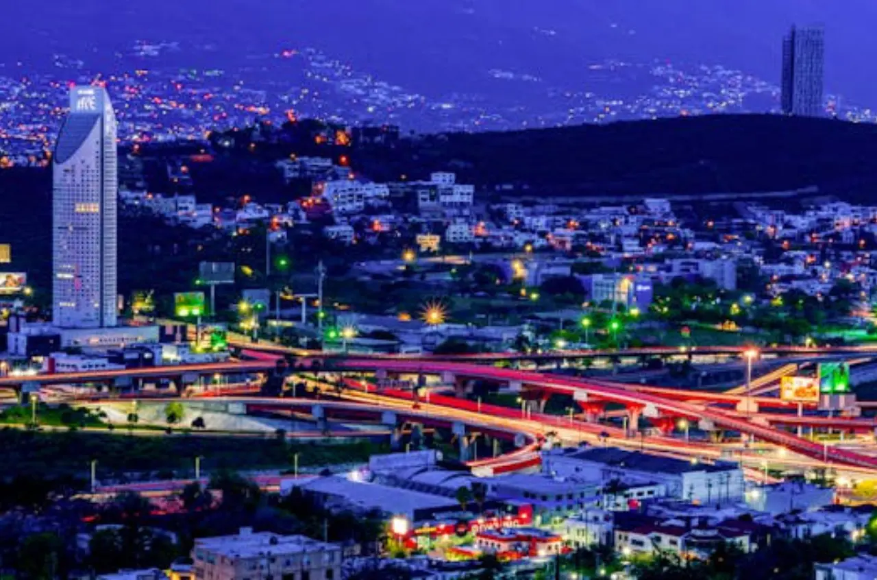 Parte de la ciudad de Monterrey en la madrugada, las luces de las edificaciones y la ciudad se ven encendidas