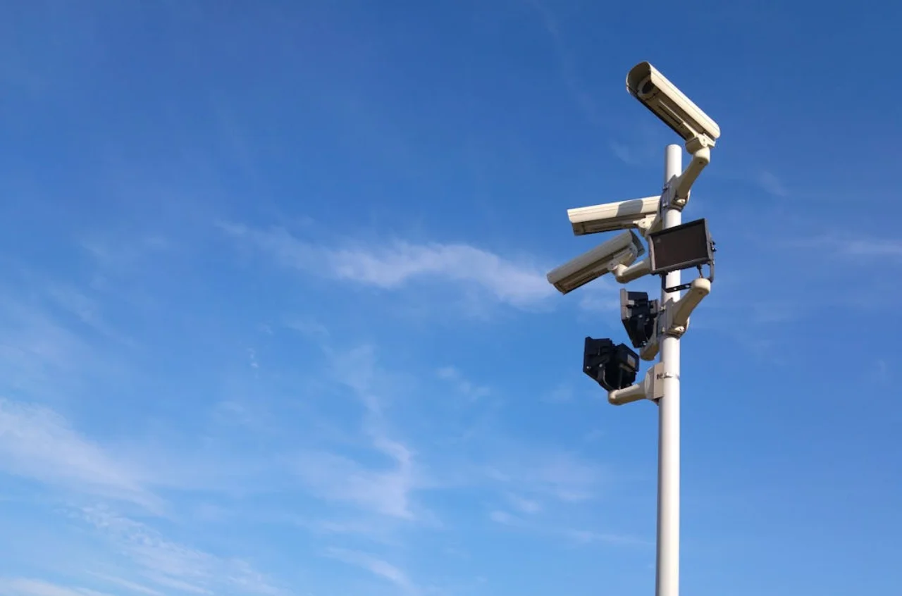 Varias cámaras de seguridad de calle que se ven sobre un fondo del cielo claro con pocas nubes