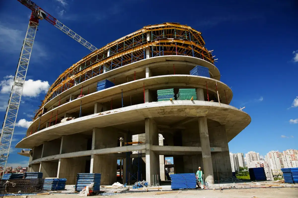 Una construcción de un edificio con materiales ecológicos