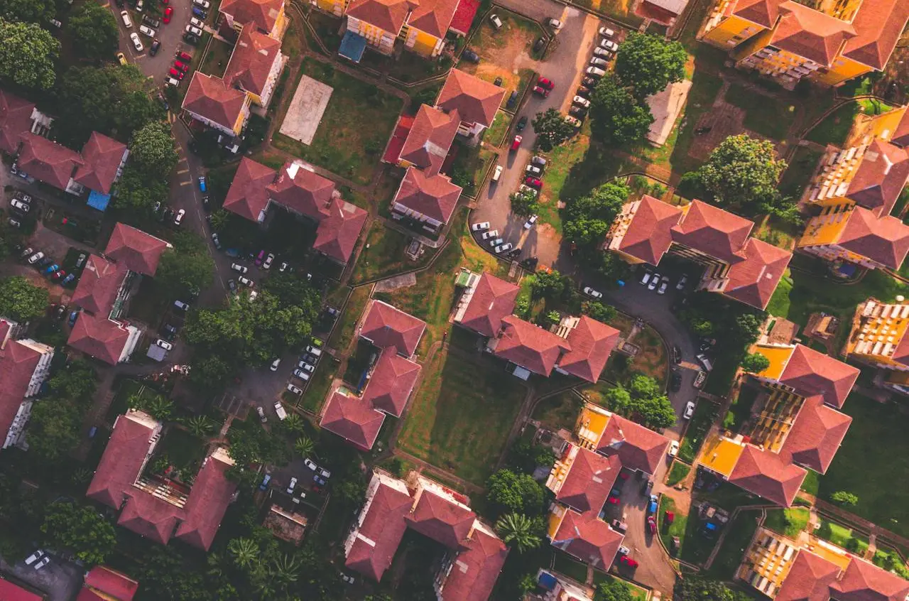 Vista aérea de una zona de la ciudad con casas con las mismas características