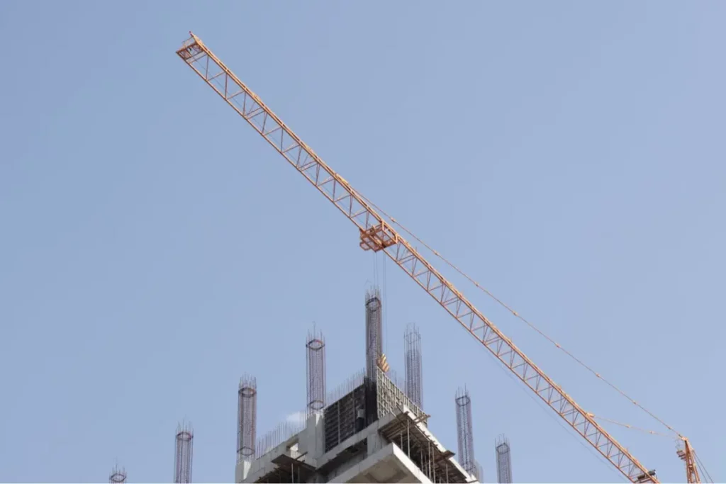 Construcción inmobiliaria con una grúa