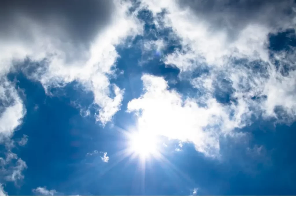 Cielo soleado con algunas nubes 