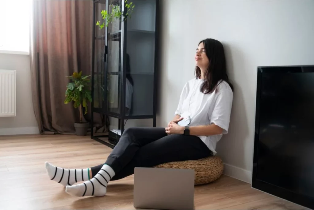 mujer descansando en casa propia