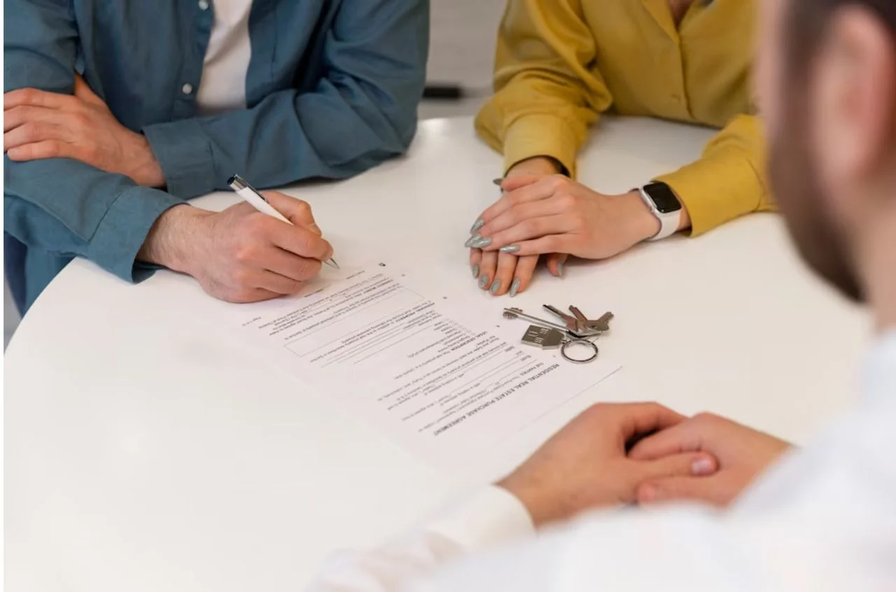 firmando título de propiedad